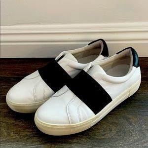 ⚡️White w Black J/Slides Adorn  slip-on shoes.
